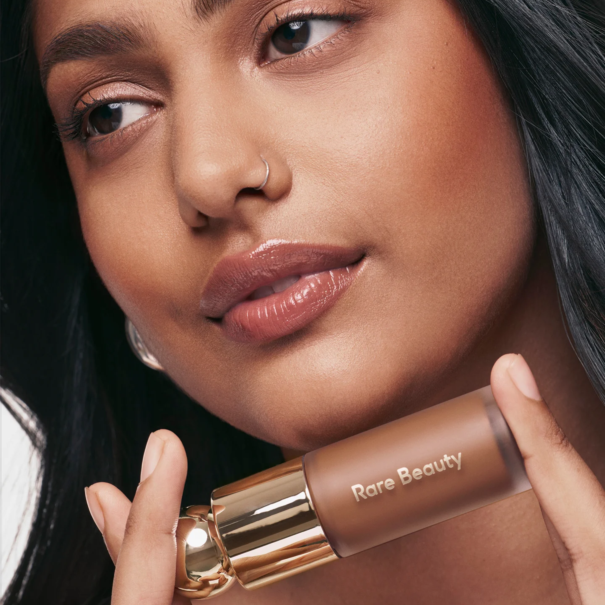 Жидкий контур Rare Beauty Soft Pinch / Serene / оттенок medium (brown)