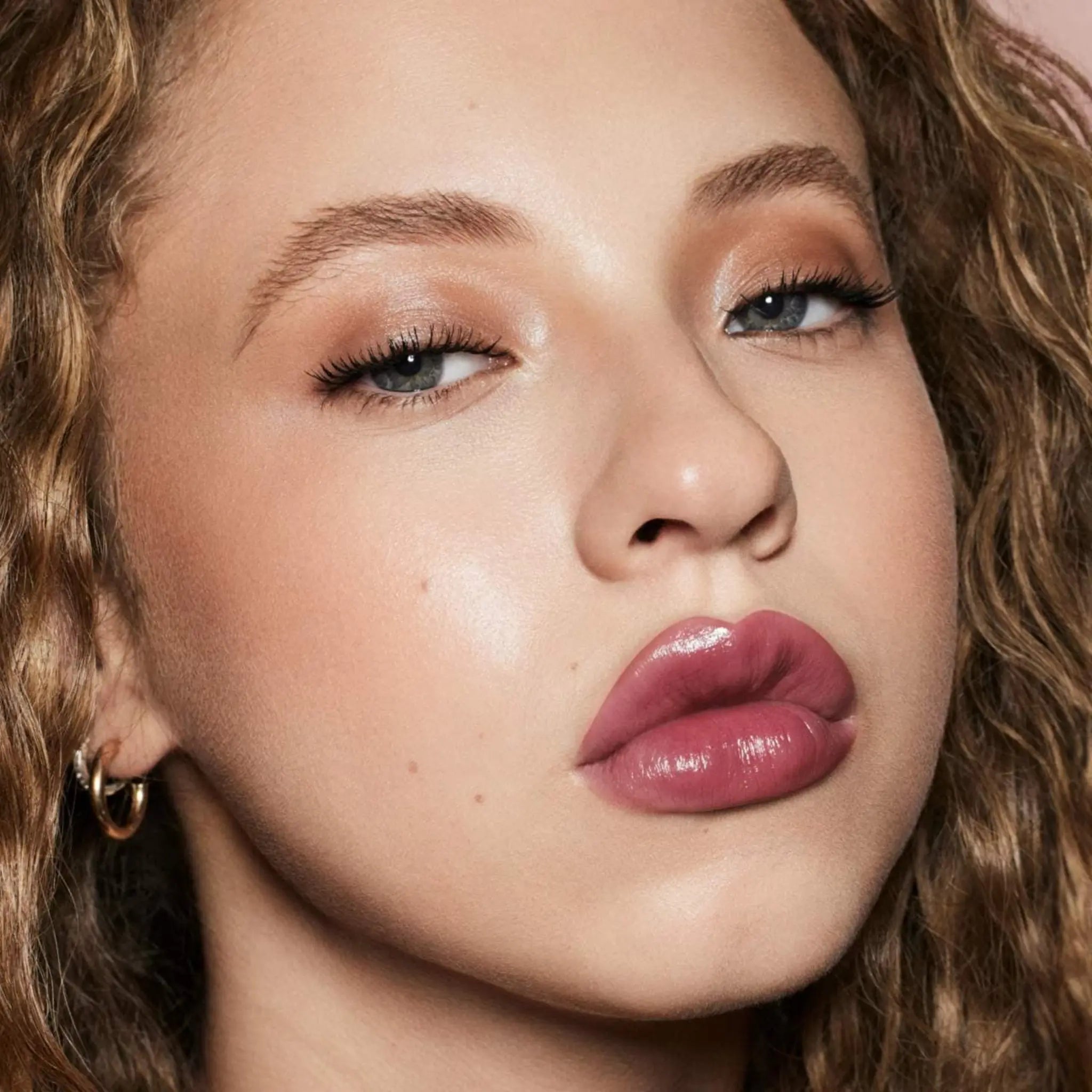 Помада Fenty Beauty — Gloss Bomb High-Shine Stick / Riri Findy Uzbekistan