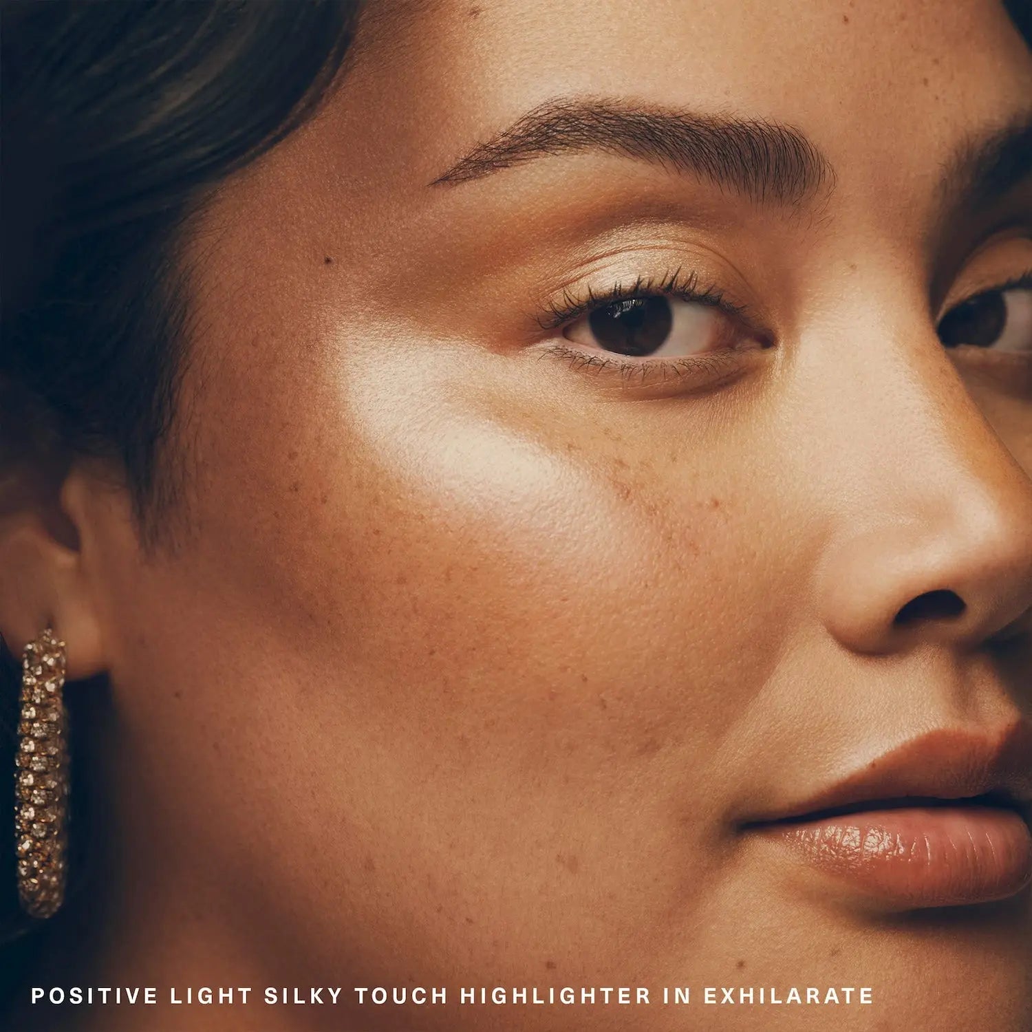 Сухой хайлайтер / Rare Beauty by Selena Gomez Positive Light Silky Touch Highlighter / Mesmerize Findy Uzbekistan