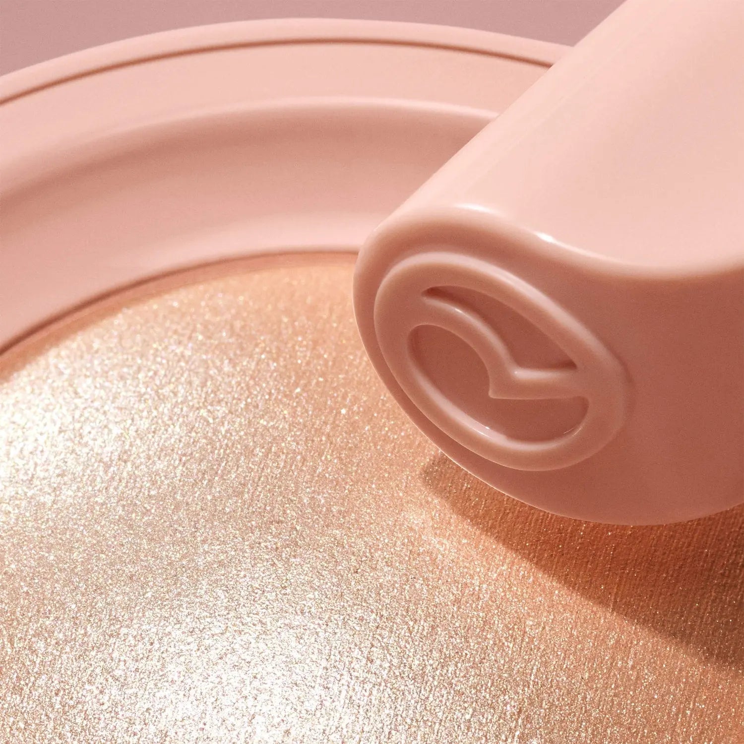 Сухой хайлайтер / Rare Beauty by Selena Gomez Positive Light Silky Touch Highlighter / Mesmerize Findy Uzbekistan